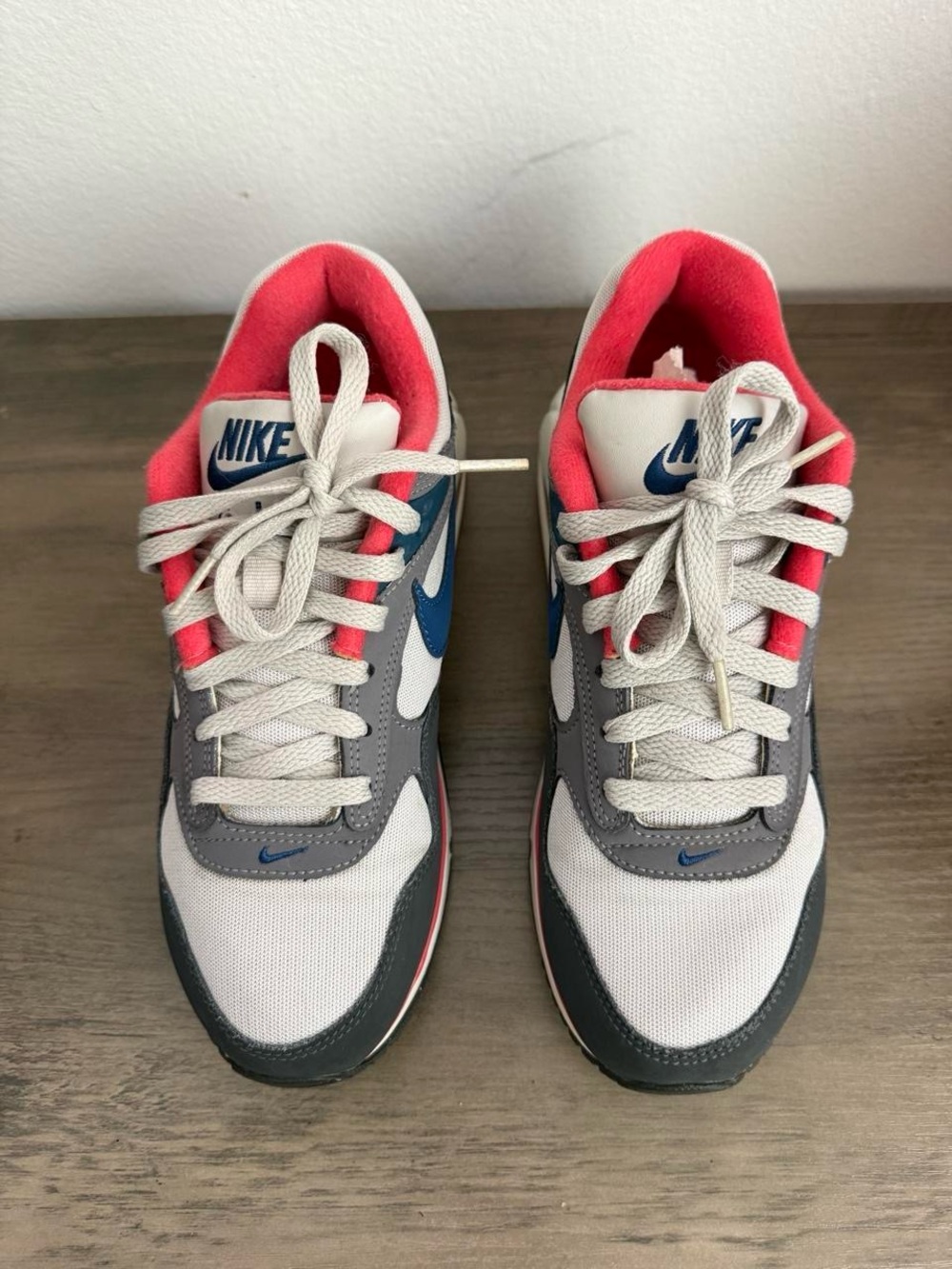 Nike airmax Gray, Blue & Coral Low-Top Sneakers